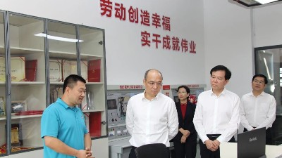 漯河市长黄钫慰问际华3515公司职工陈虎